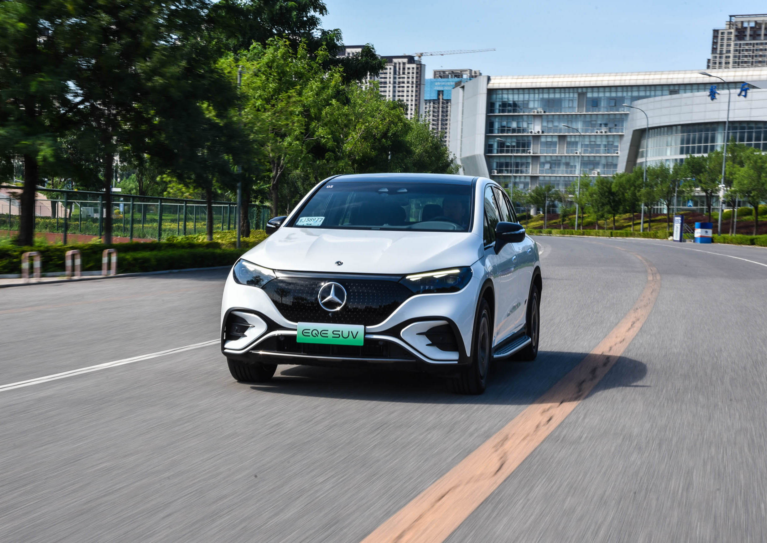 不耍花活也够豪华,奔驰eqe suv要给新势力"上一课"?