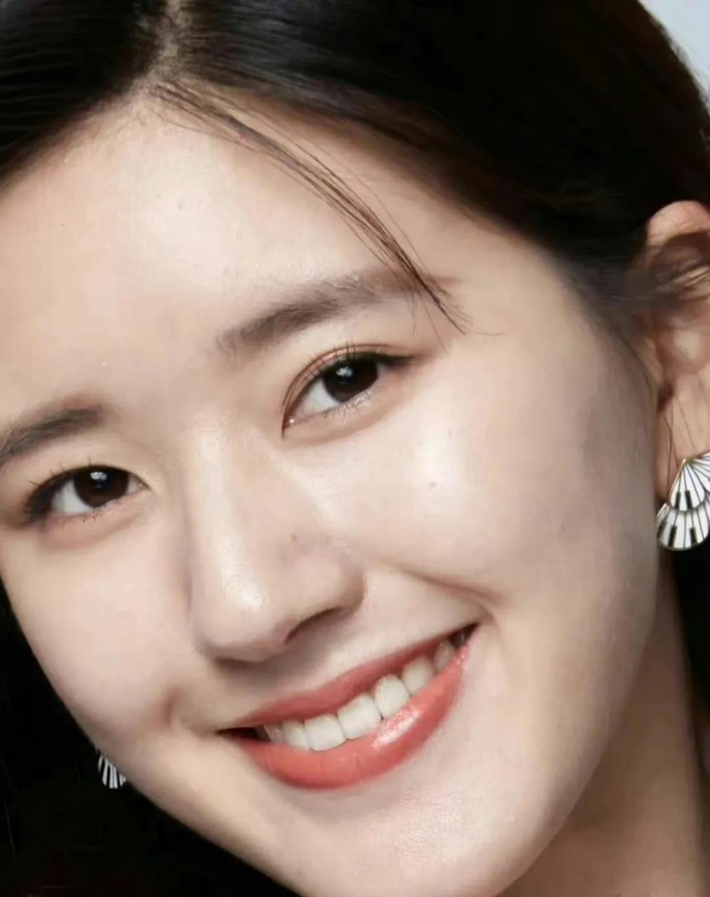 脸颊上的毛孔和下巴上的闭口都清晰可见,昨晚看后浪,赵露思皮肤白的