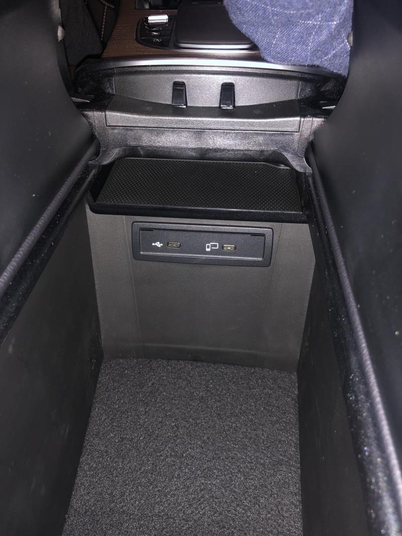 在车内充电方面,奔驰glc300表现出色,提供了四个usb充