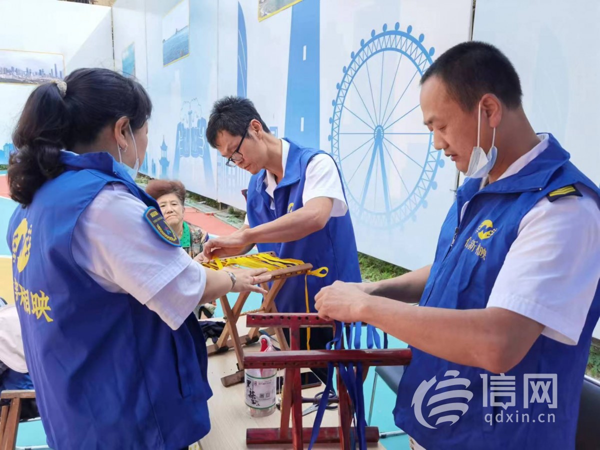 海伦路街道开展便民服务 志愿者热心检修楼道感应灯