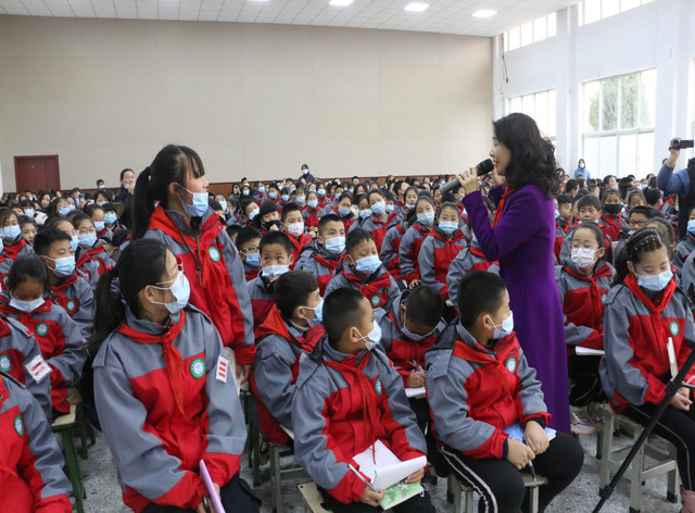 儿童文学作家曹文芳在浮山文昌实验小学公益讲座