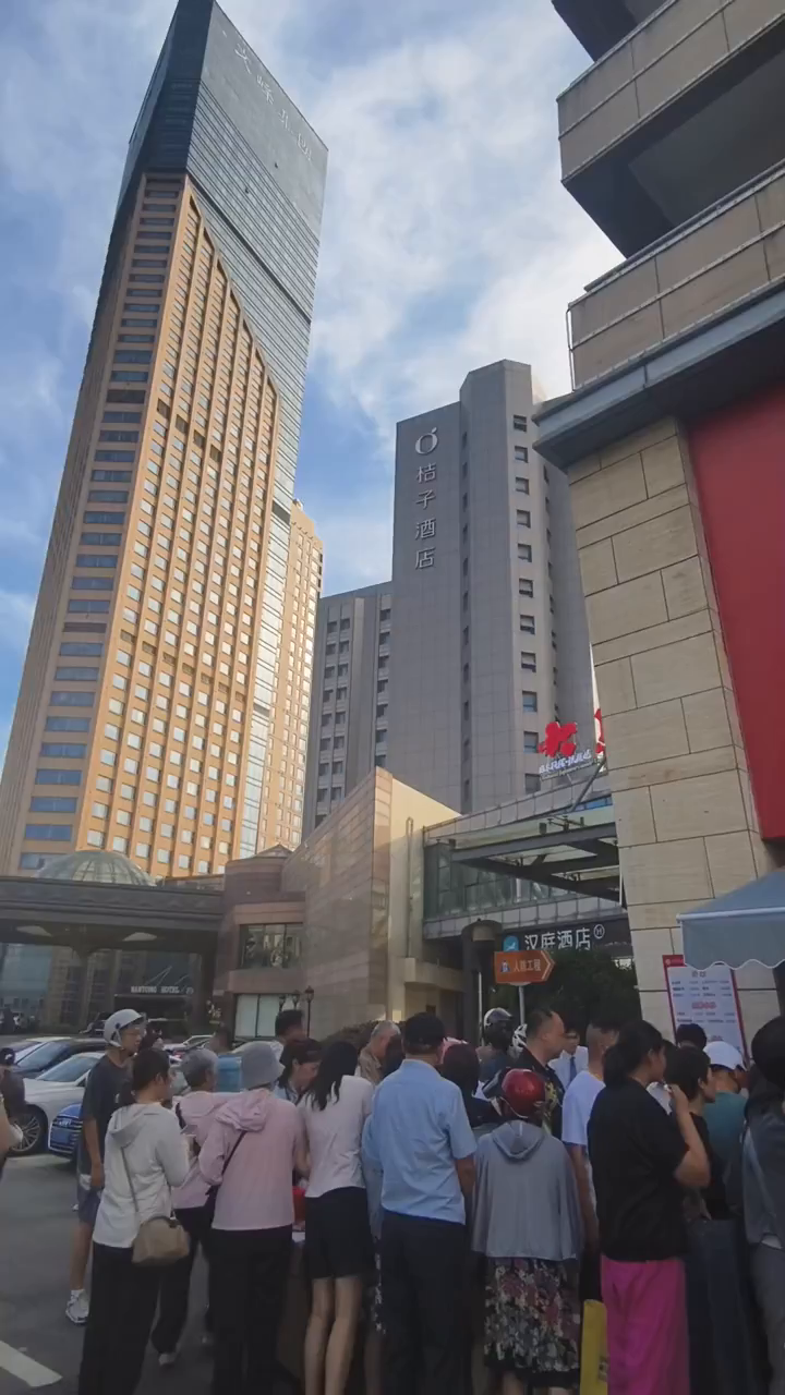南通大饭店星厨"摆摊"外卖,市民排起百米长队