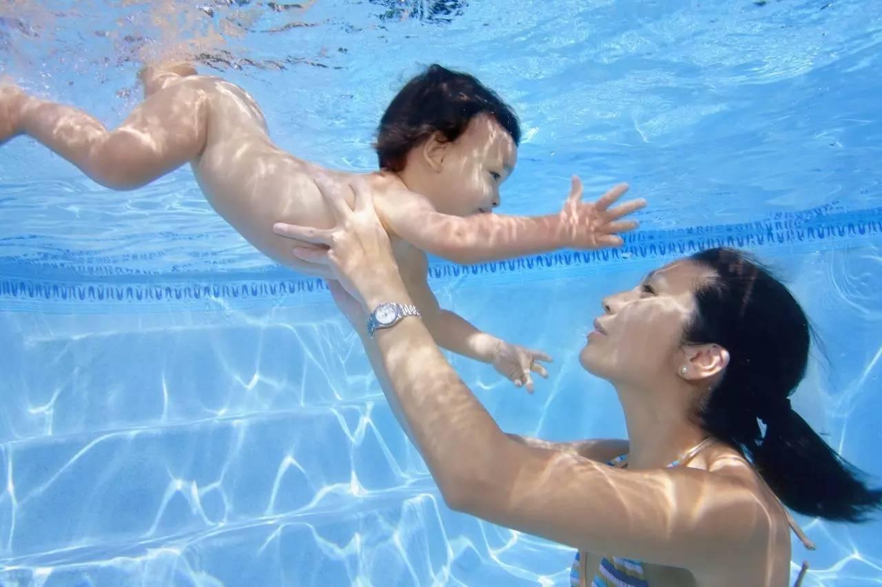 十个月的宝宝适合学幼儿游泳吗?