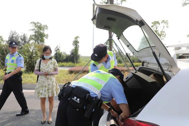 训练中,教官们对设卡盘查常用的交通指挥手势,盘查中的站位,规范用语