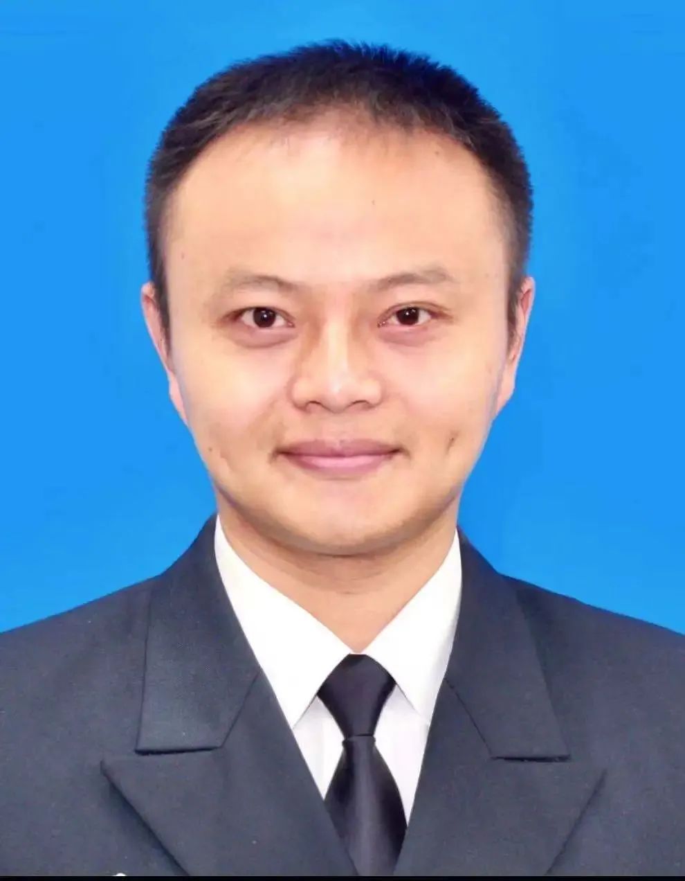 毕业于第二军医大学第二附属医院长征医院脊柱外科,师从魏海峰教授