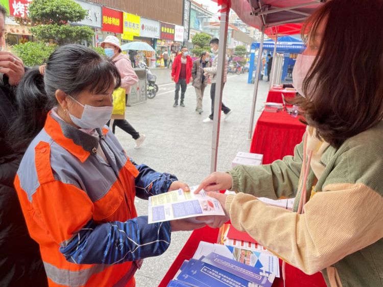 观澜街道开展扫黑除恶普法宣传活动