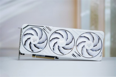 纯白高颜值！影驰RTX 5060 Ti金属大师白金版16GB MAX OC图赏