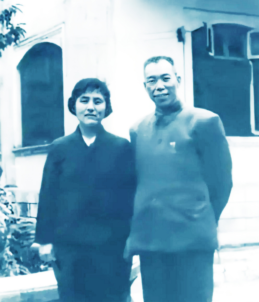 这是70年代的时候,成都军区司令员梁兴初和夫人任桂兰站在一起,笑容