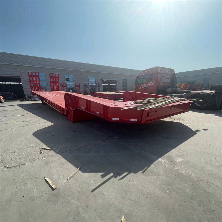 三轴低平板半挂车