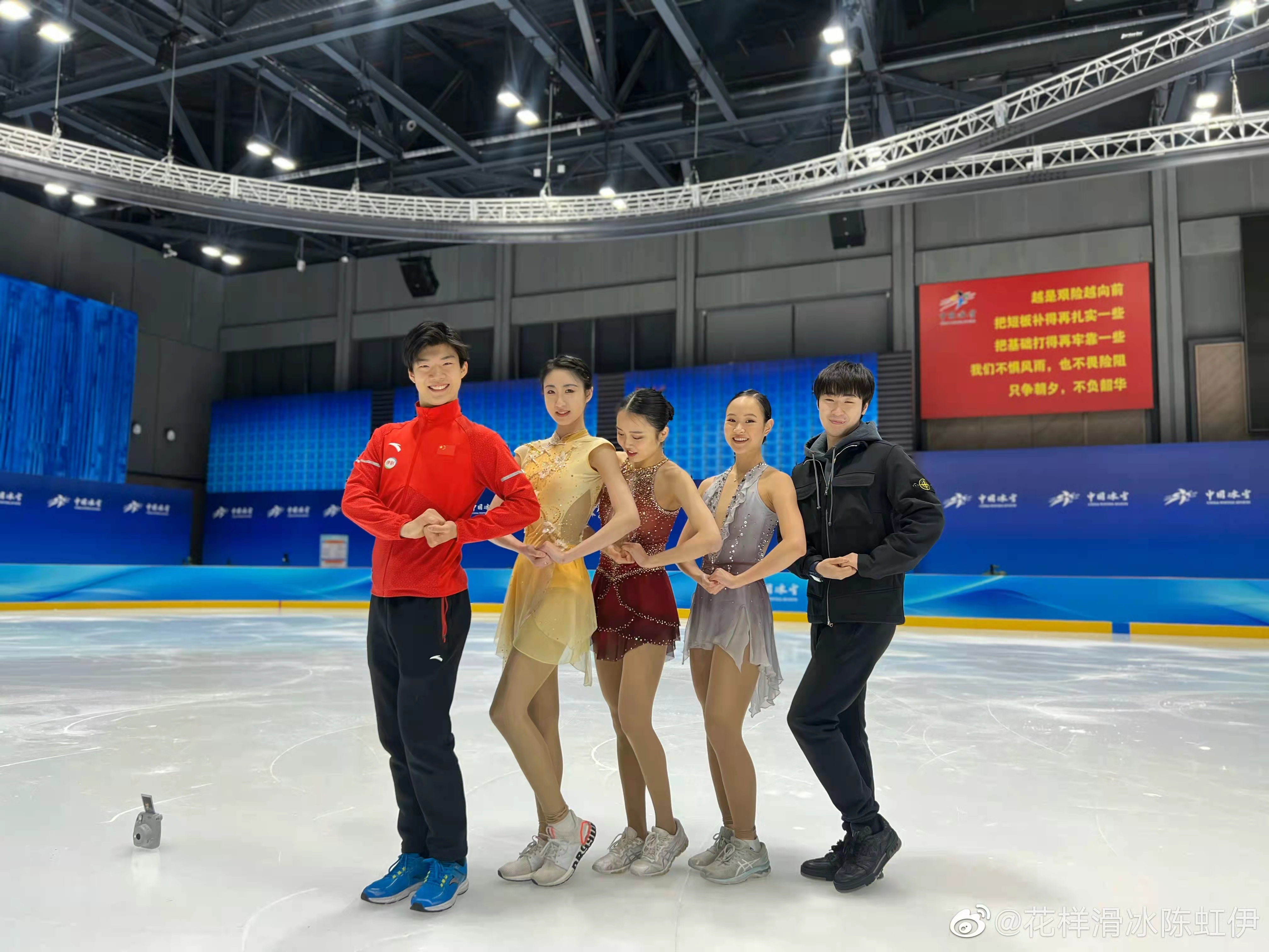 3位花滑美女合影!陈虹伊是北京女孩,朱易,林珊放弃了美国国籍