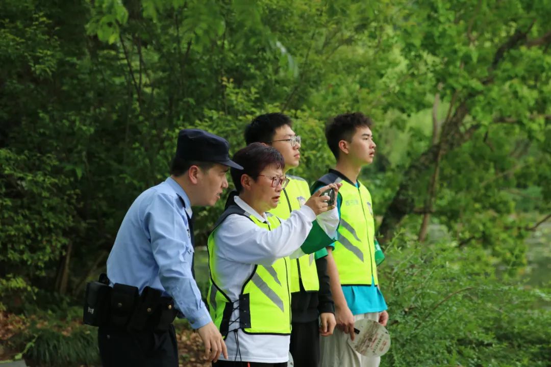了,所以鸳鸯都不舍得离开候鸟都变成留鸟咯"义警们都笑着说从发现美