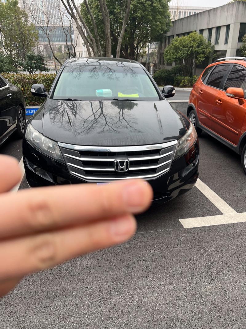 本田歌诗图后盖挡风玻璃多少钱?