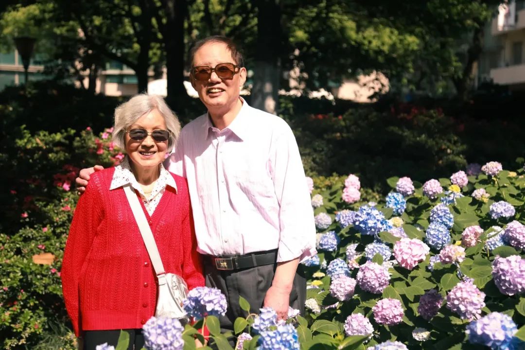 1959年5月,张友忠和妻子蒋同薇在人民公园拍摄结婚照.