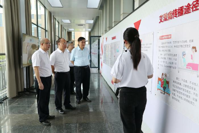 廖品琥出席广西艺术学院大学生防艾宣传教育中心揭牌仪式