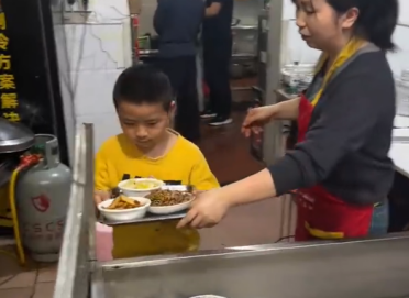 10后小孩哥用AI帮妈妈管店 比请临时工还靠谱