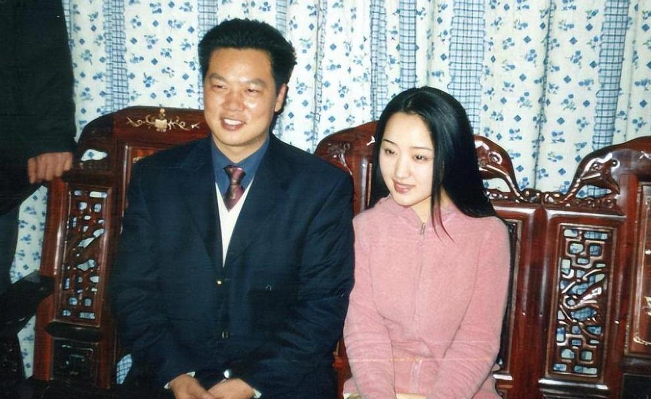 尽管赖文峰的新婚妻子比杨钰莹更漂亮,但杨钰莹曾承受的无数伤害与