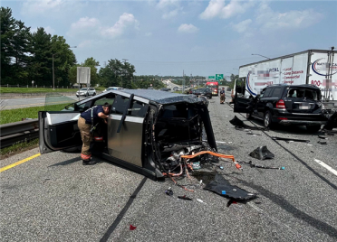 美国搬家卡车失控连撞十多辆车：一特斯拉Cybertruck被拦腰截断