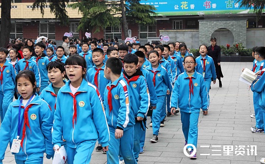 将传统文化教育融入日常,临潼区华清小学学生放学路上背古诗