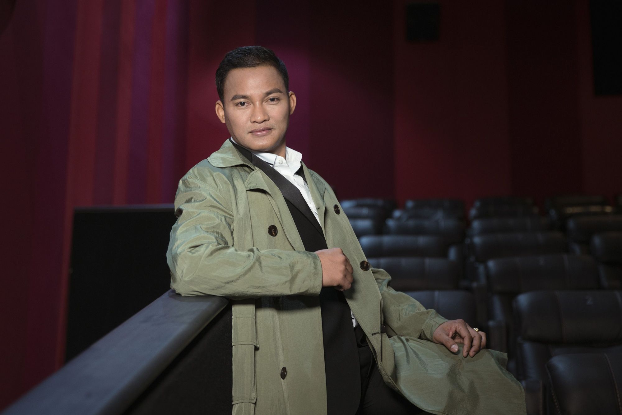 托尼·贾:为演"唐探"增肥剃寸头,靠唱卡拉ok学中文