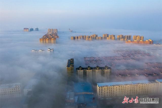 晨雾如纱绕城郭 朝霞破云炫金色 雨后合水县城似海市蜃楼