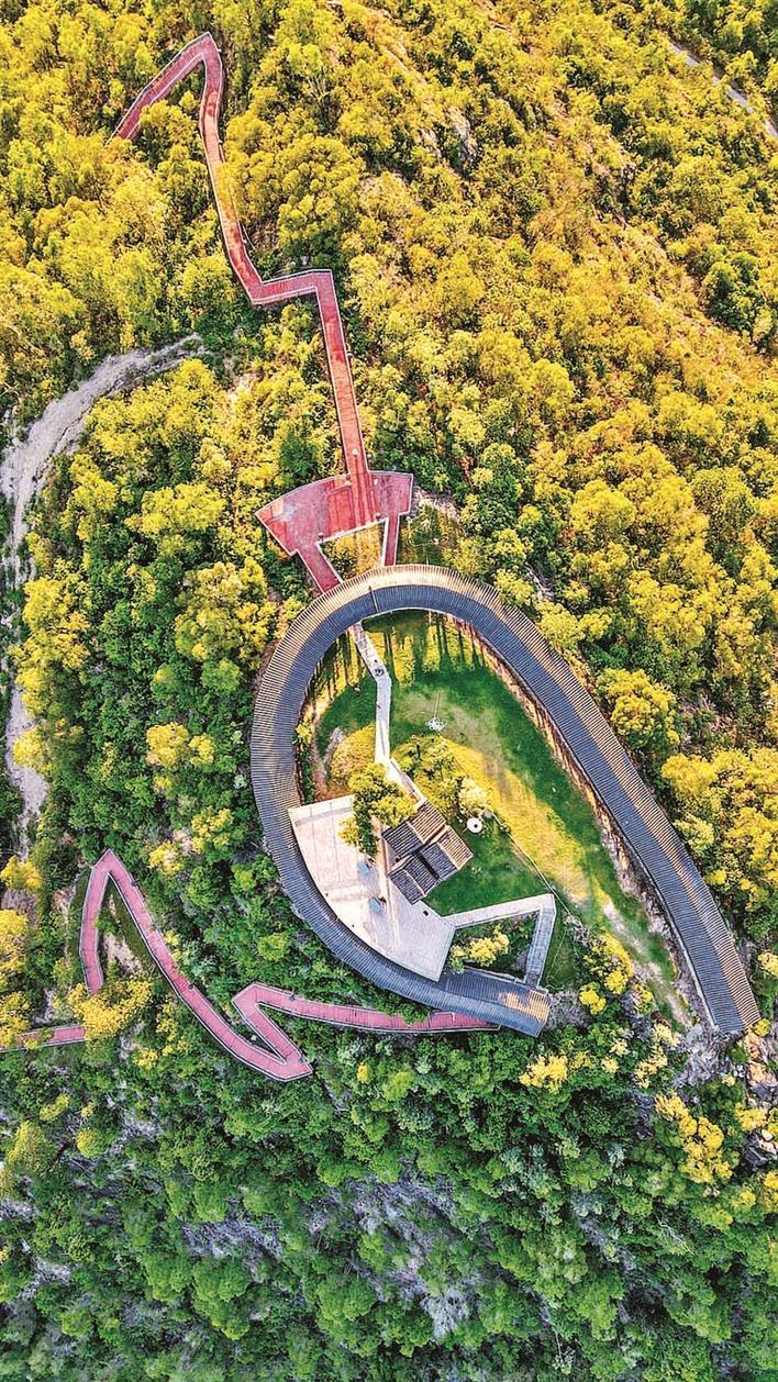 尖岗山公园的红色高空栈道.