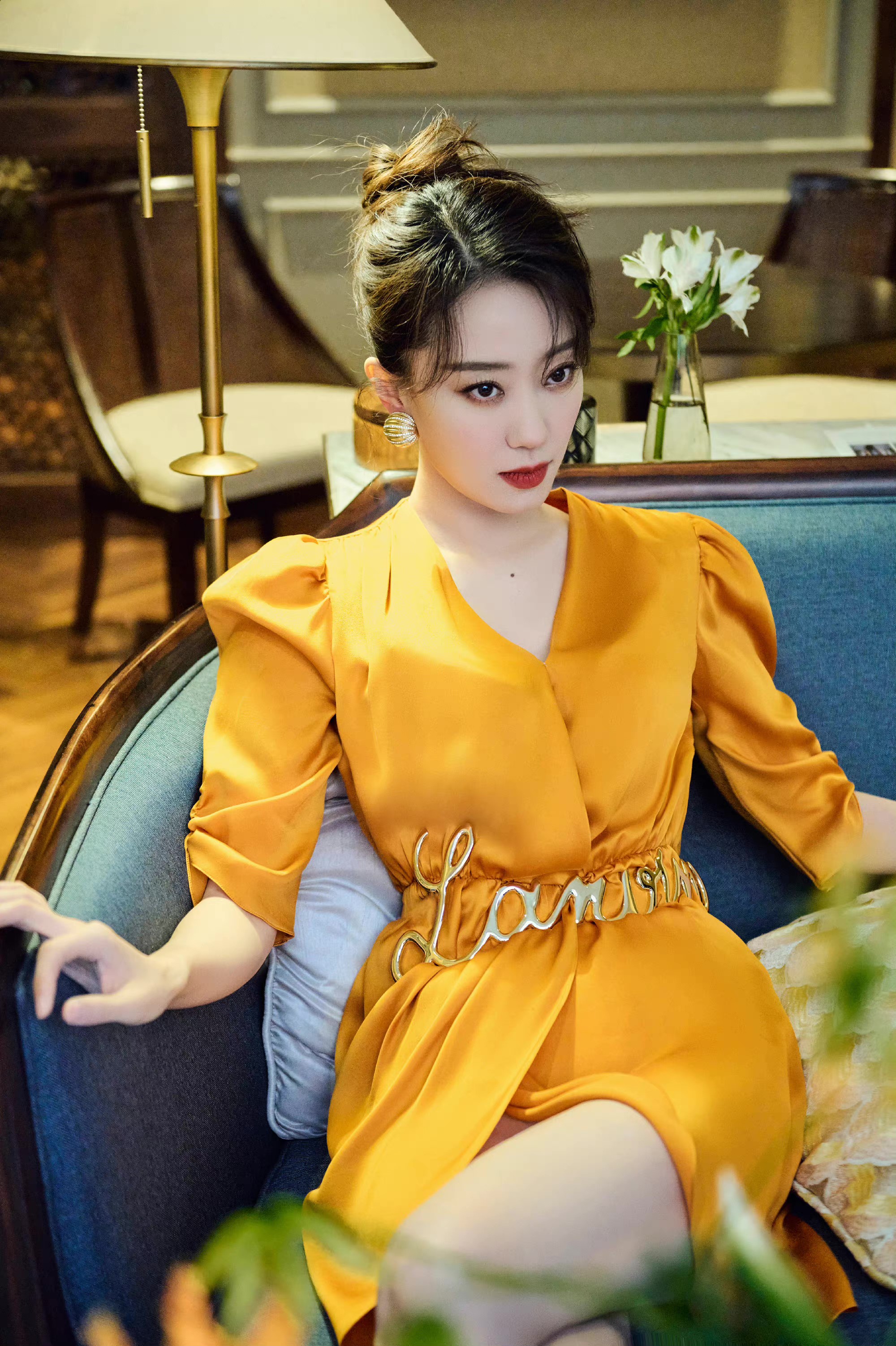 张小斐风格大突破,猫眼妆妩媚又妖娆,这长腿谁看不心动