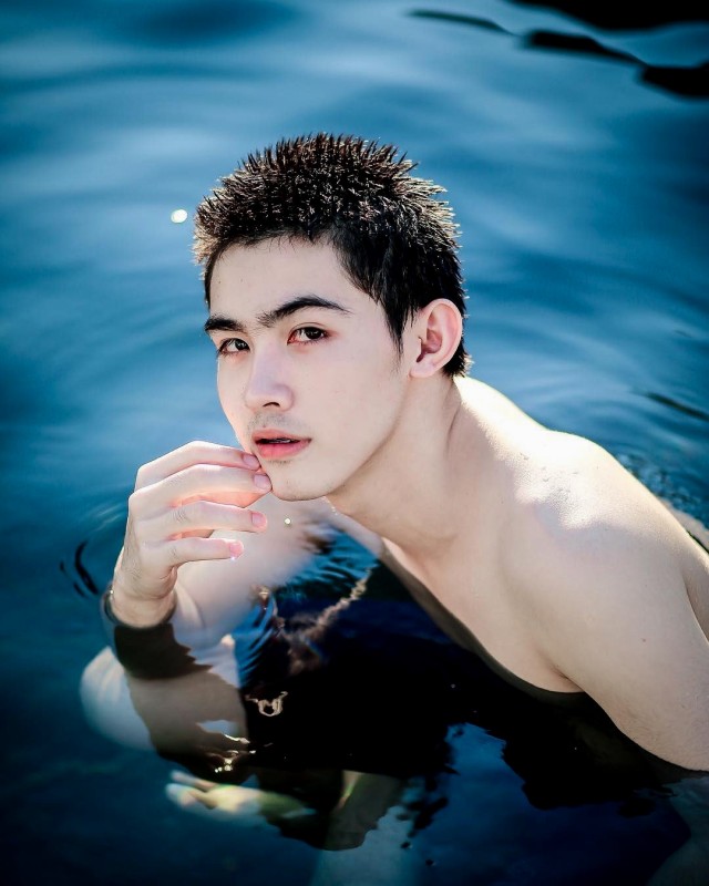 泳池里的鲜肉帅哥,皮肤白净很是养眼呢