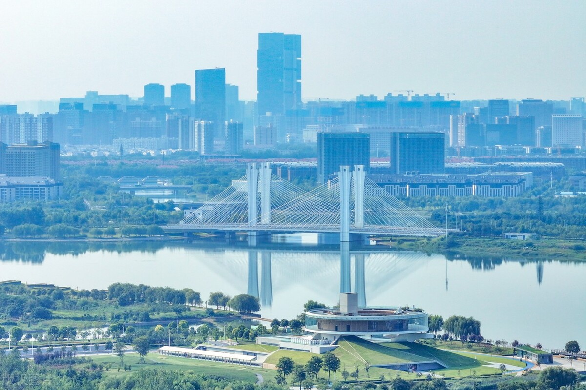 独家:航拍郑州北龙湖湖边黑川纪念馆 馆体和城市同框画面美