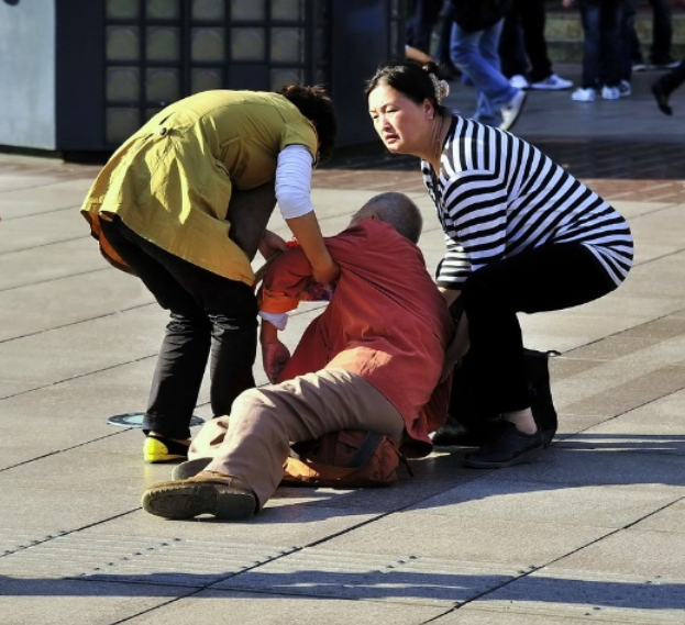 你敢扶吗?女大学生扶跌倒老人反被讹,最后反转让人拍手称快