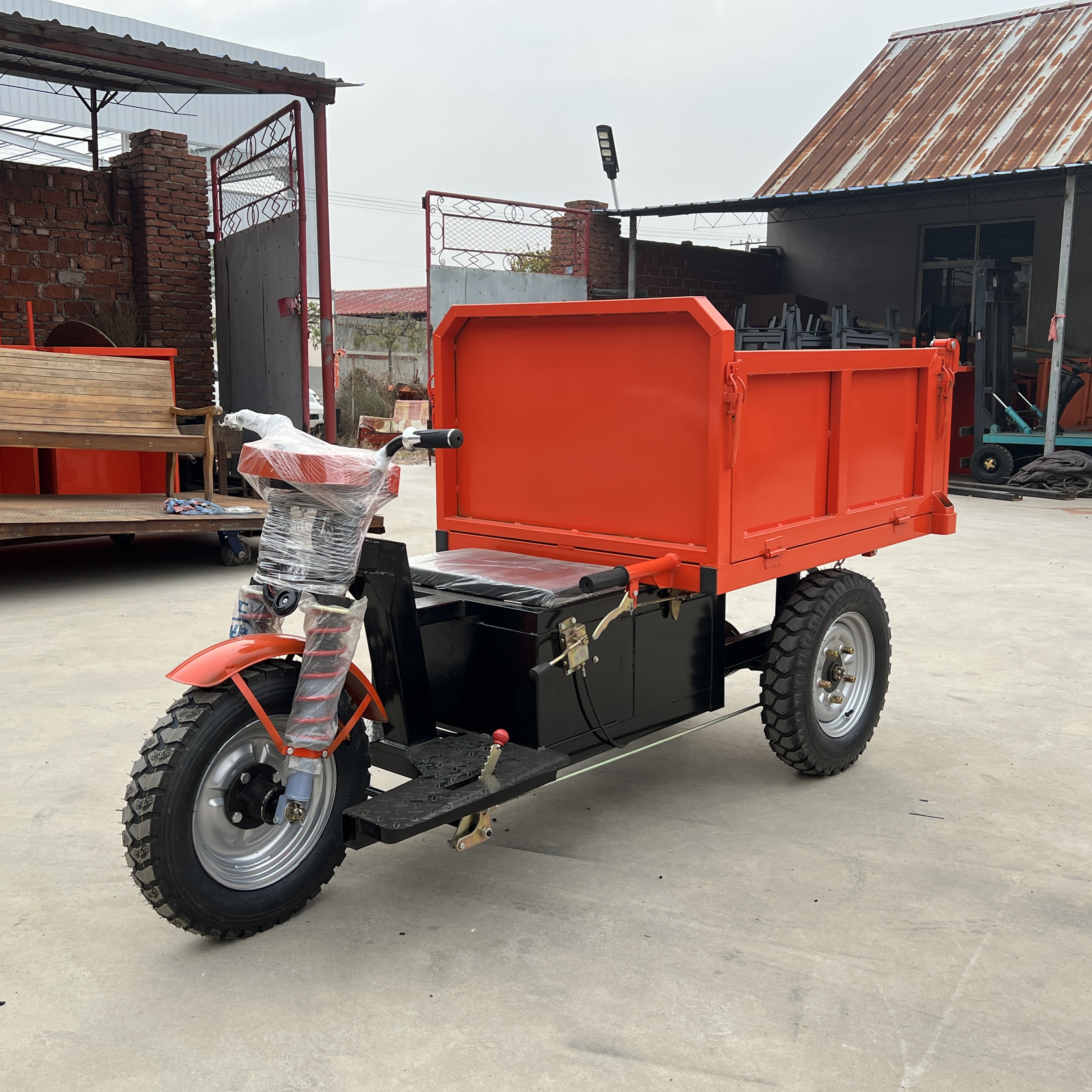 电动灰斗车大三轮手动后翻工程斗车三开门农用养殖混凝土自卸