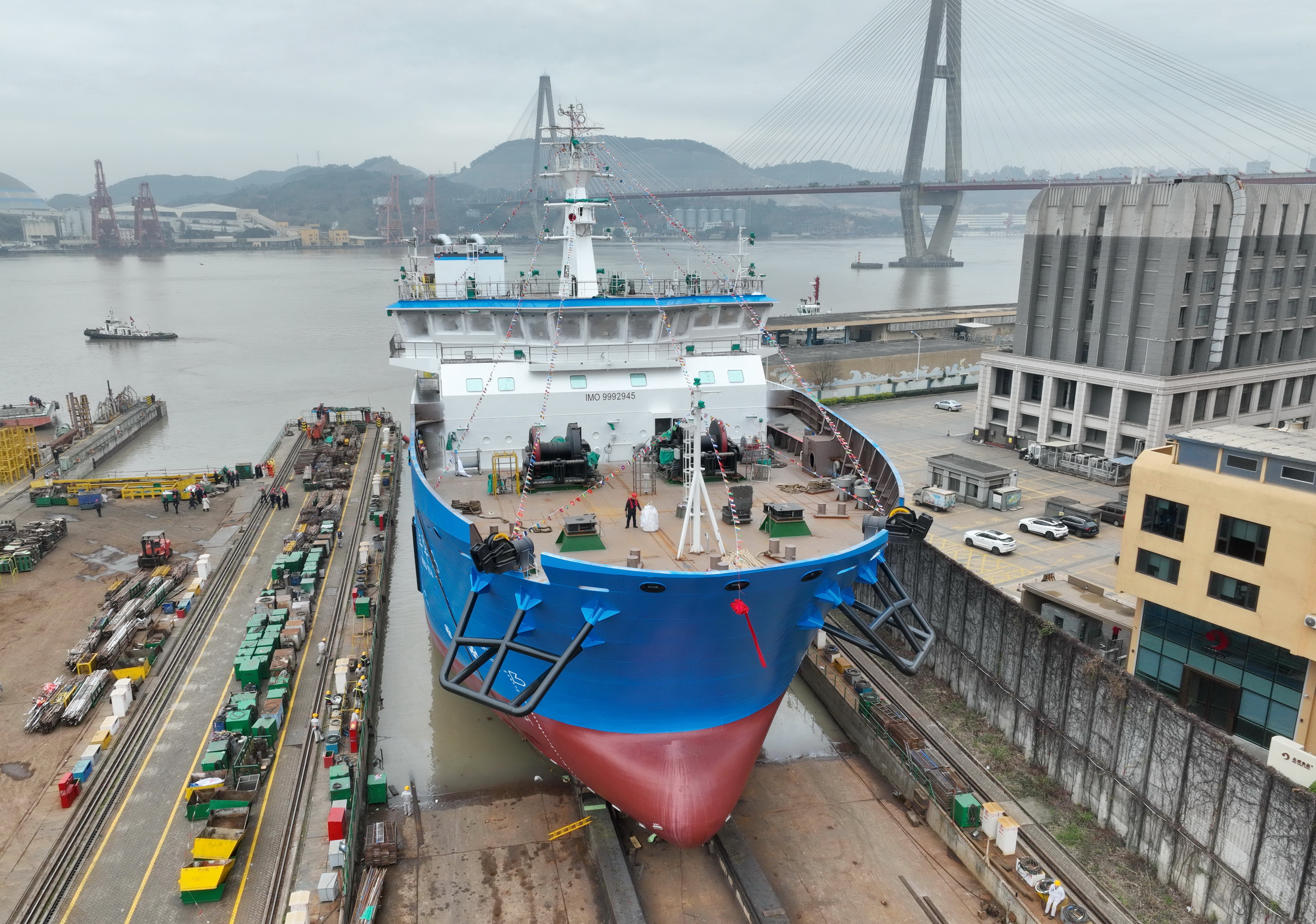 全电力驱动海上风电多功能运维母船在福州下水