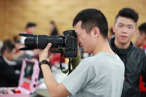 微光中的赶路人!记惠州海关摄影师吴敏