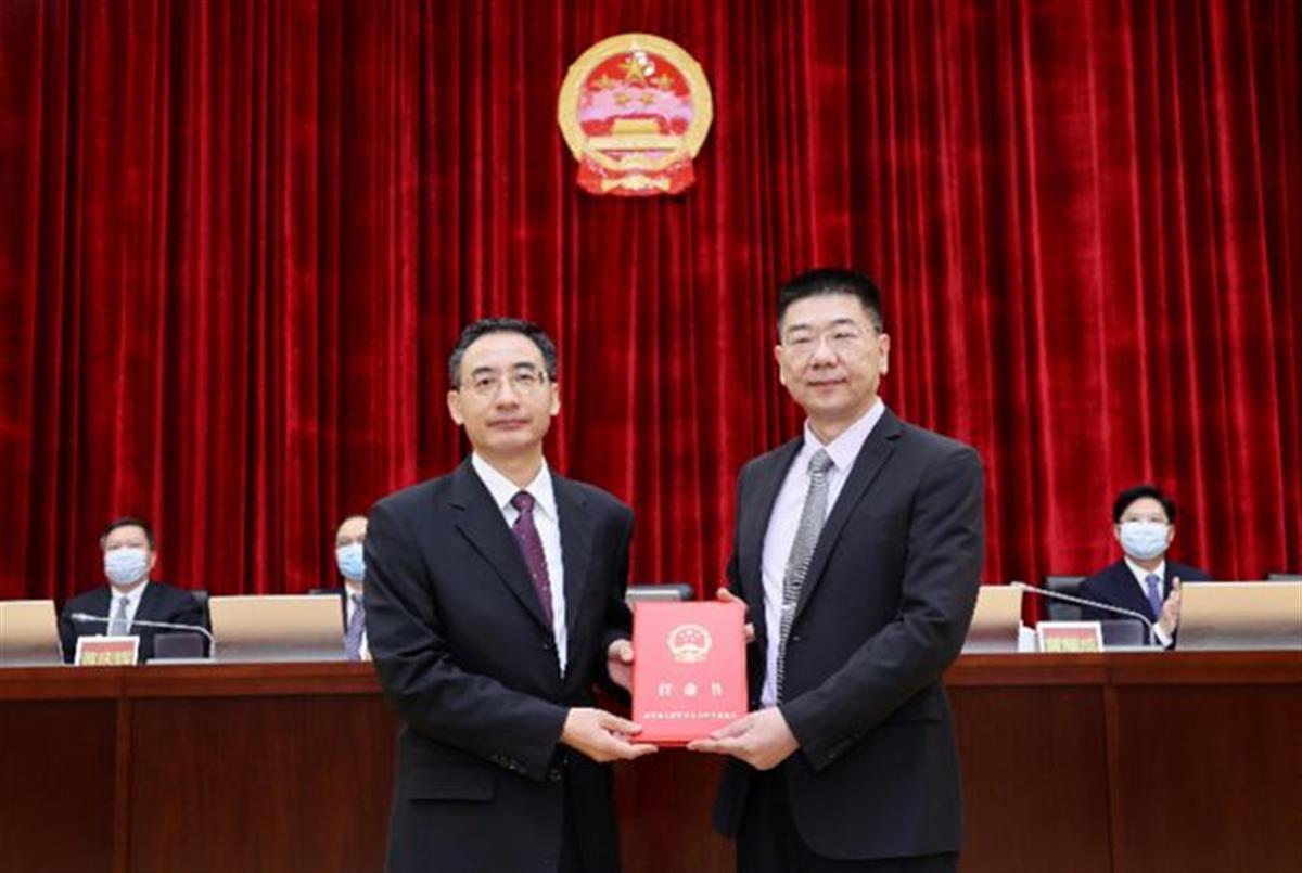东莞市人大常委会常务副主任潘新潮(左)为新任命人员颁发任命书