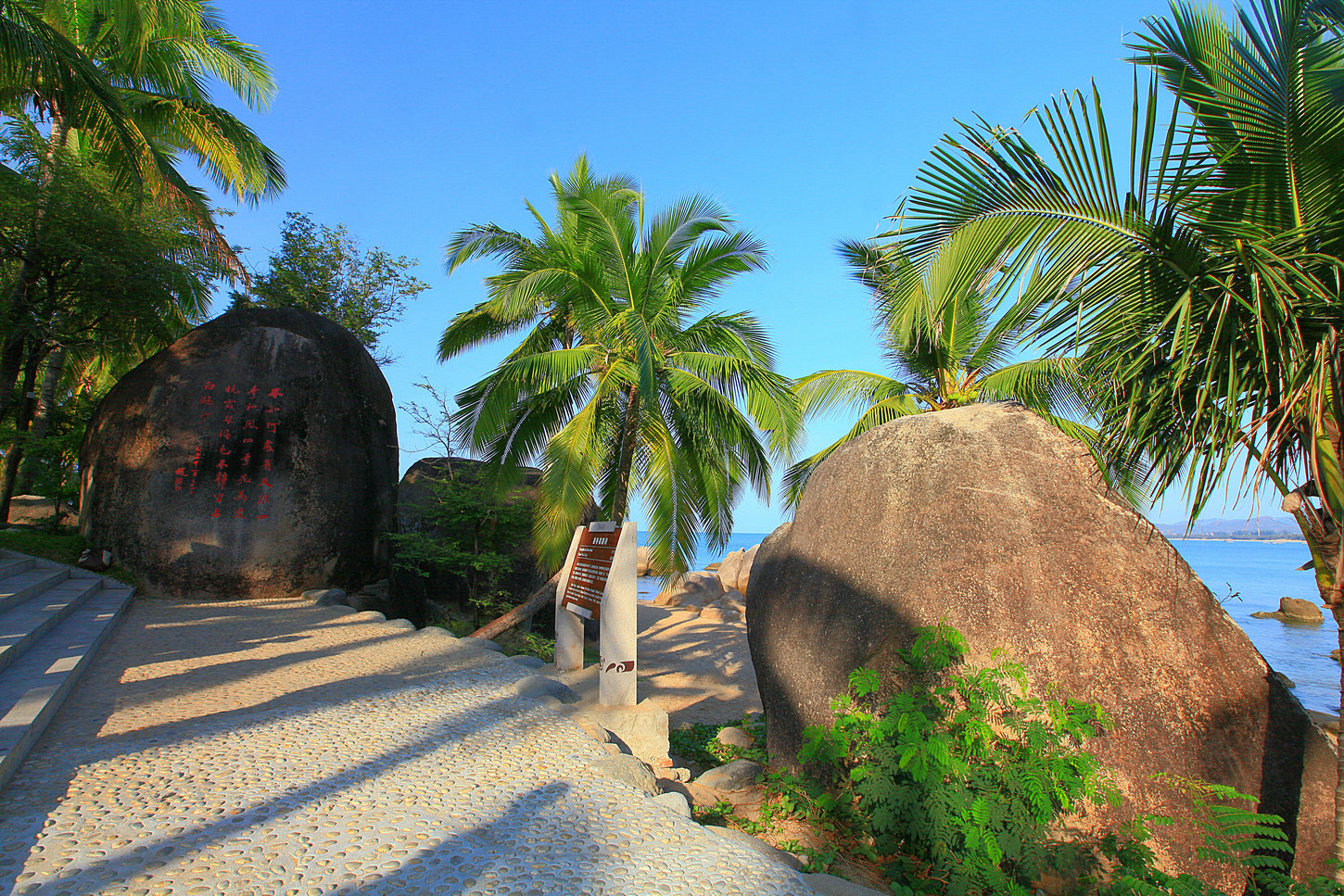 海南省三亚市,美丽的热带海滨之城,我国最著名的旅游胜地之一