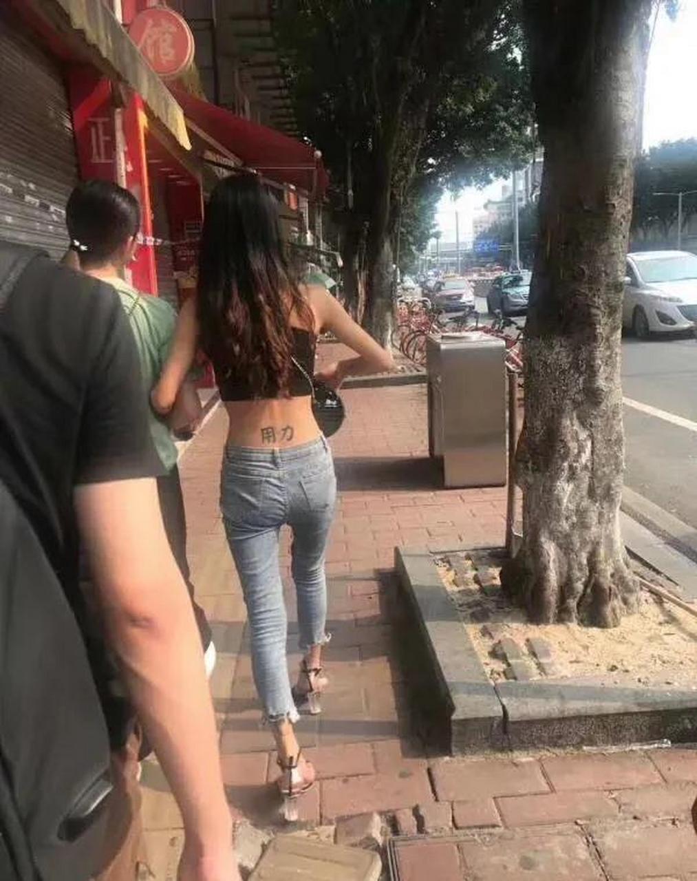 奇葩纹身千千万,女孩身上的纹身占一半.盘点奇葩女孩身上的奇葩纹身.