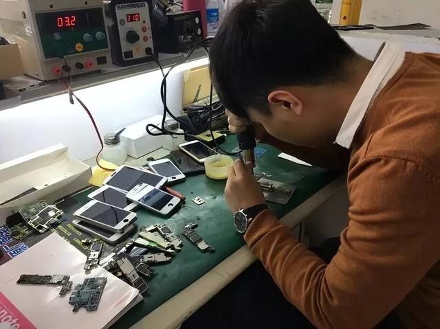 修手机时,为什么店员喜欢拿到外面去维修,内行人说出原因