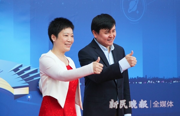 "博物馆奇妙夜"致敬最美逆行者 吴凡张文宏获颁上海科技馆"荣誉馆员"