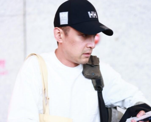 胡歌婚后近况曝光,面色苍白,消瘦到裤管空荡,网友:眼里没光了