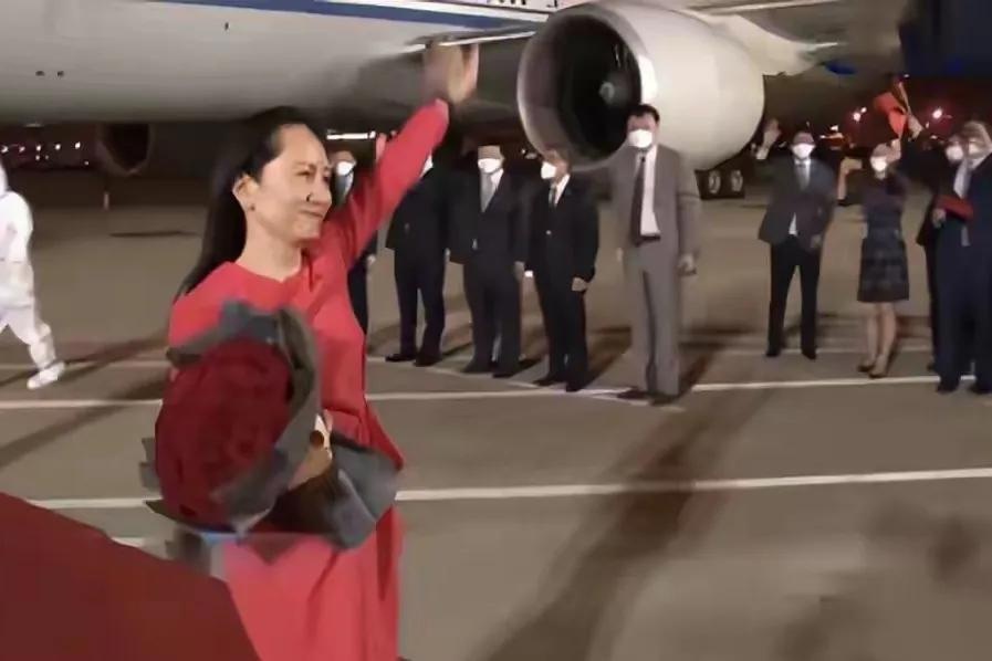 53岁孟晚舟现身成都,陪老公参加高中校庆,恩爱合影展现幸福风采