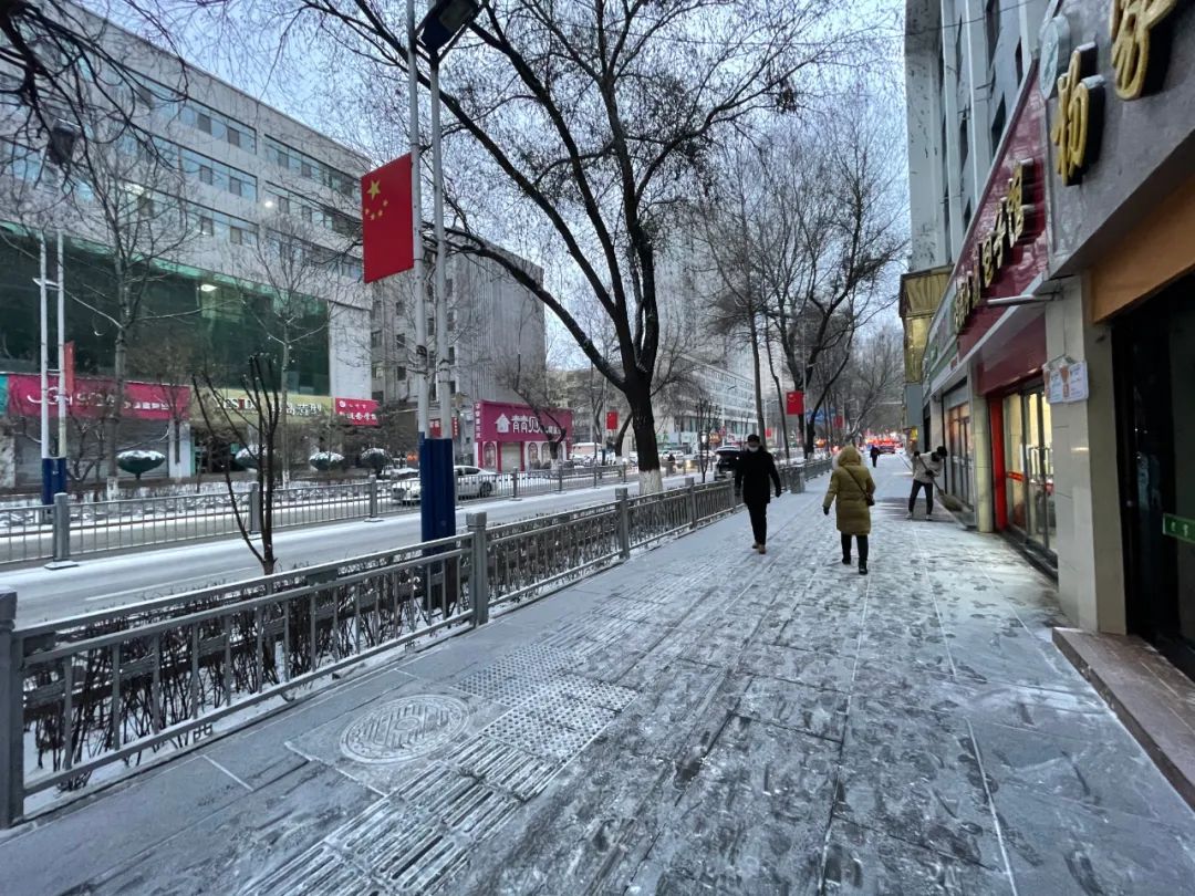 八一路好吃街下雪图片