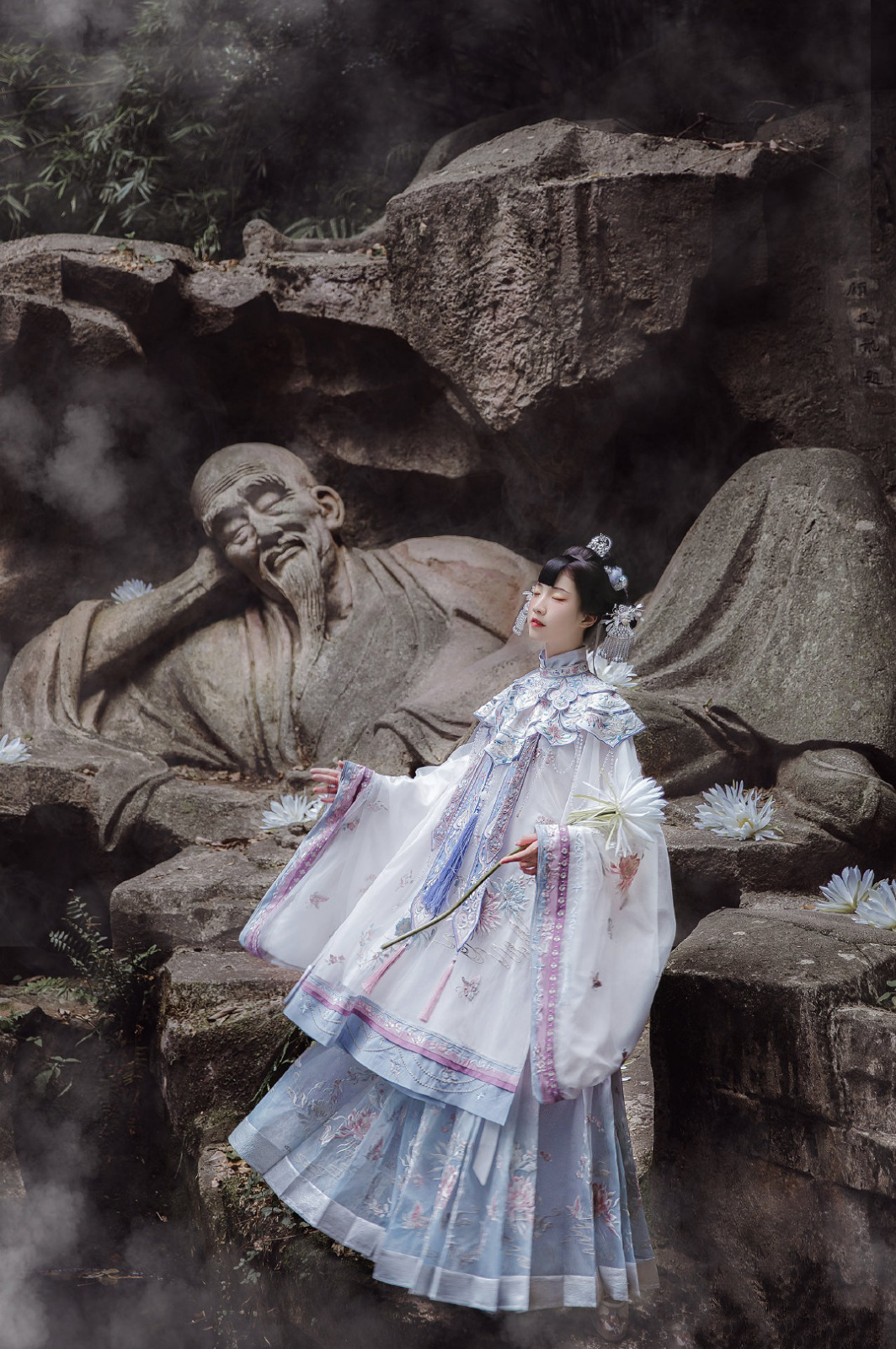 明制汉服的常见装饰"云肩",端庄又大气,堪称整个造型的灵魂