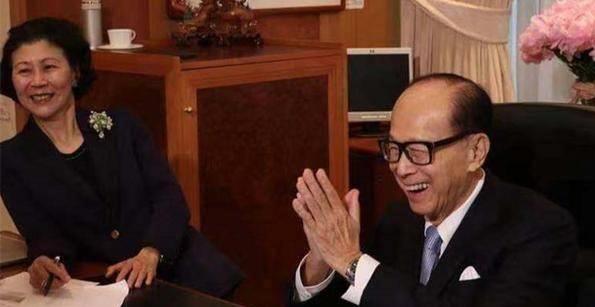 无名无分,追随李嘉诚一辈子!"红颜知己"周凯旋,到底图什么?