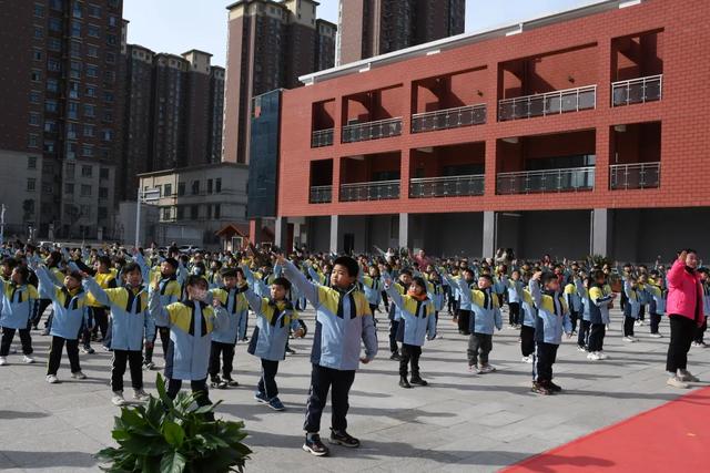 虎年伴奥运 一起向未来-郑州市郑东新区永昌小学开学典礼特写