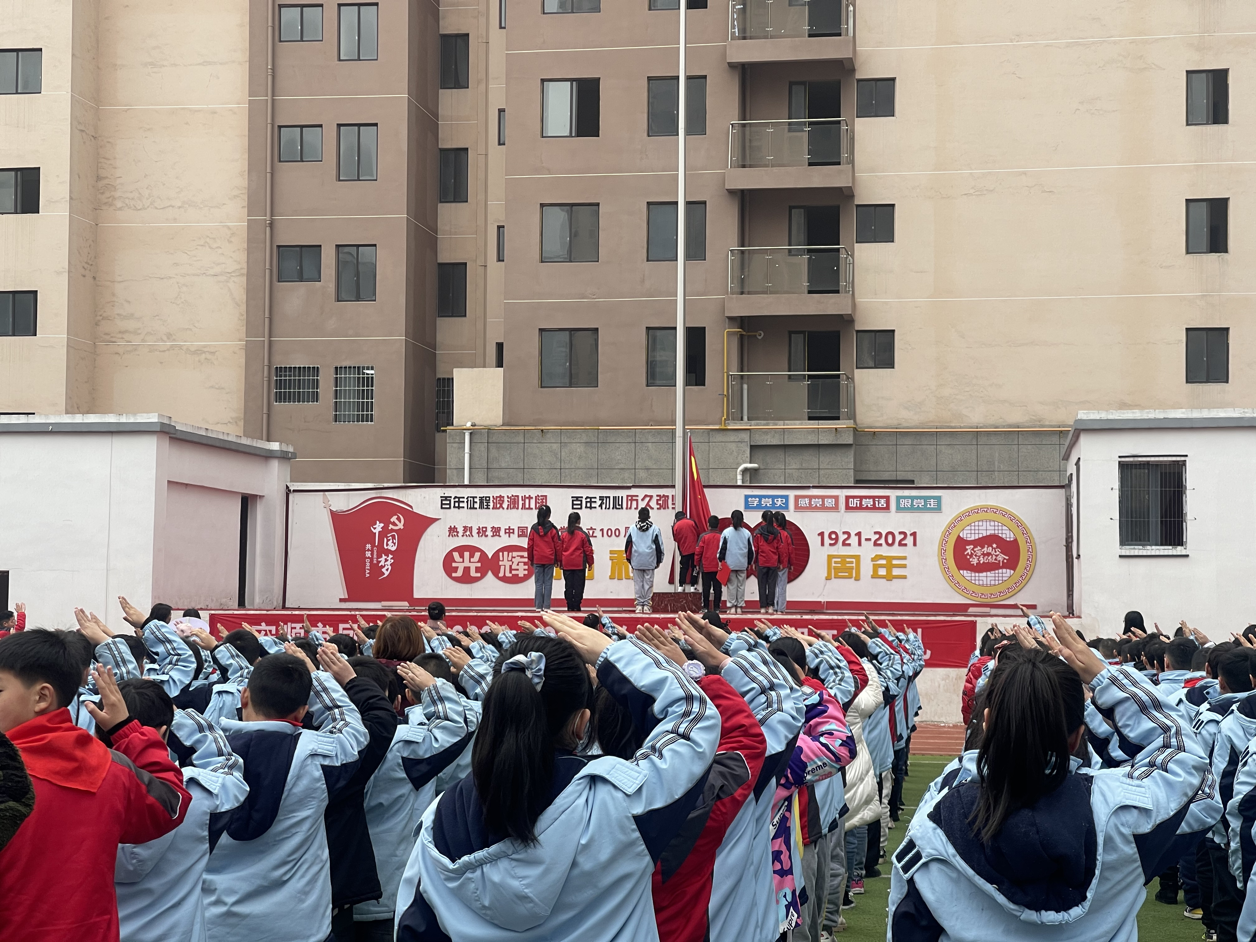 安顺凤仪小学:诵读"凤仪三字经" 上好开学第一课 争做优秀少先队员