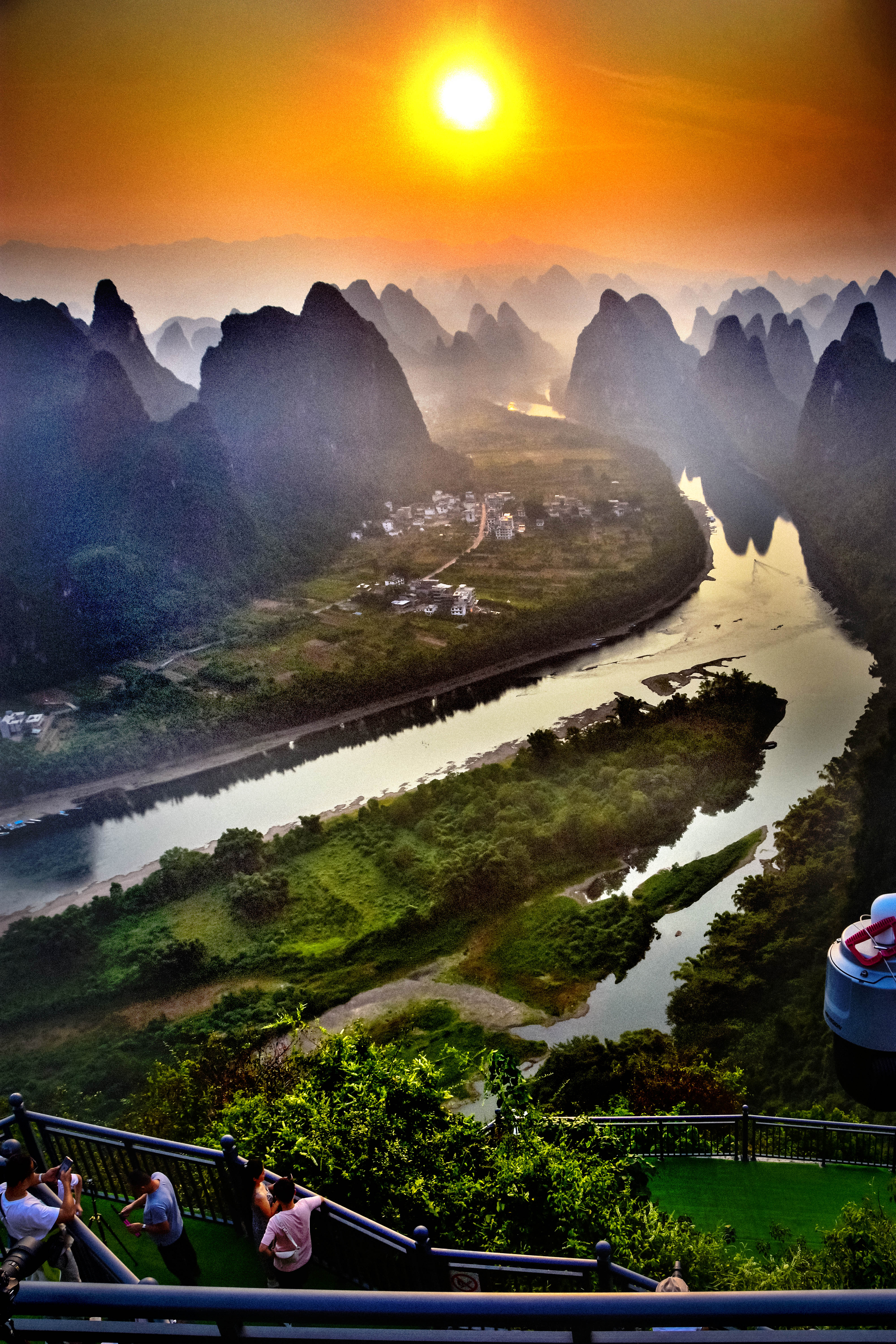 登上阳朔相公山,鸟瞰漓江第一湾,宛如人间仙境,精美绝伦!