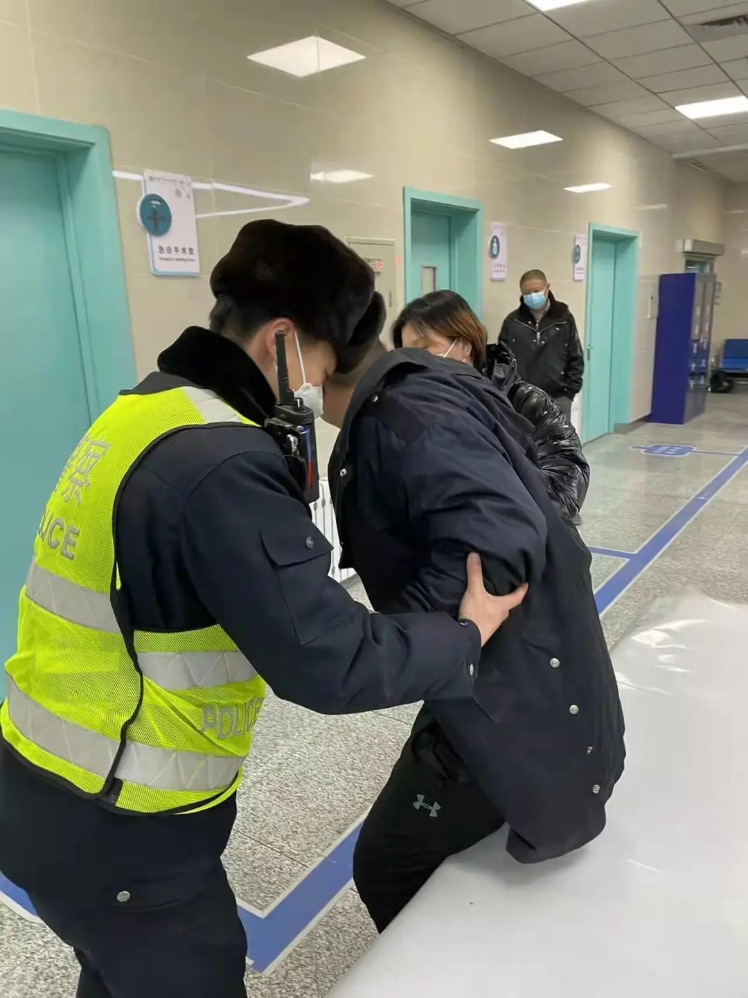 用警車作為前導,將病人安全,迅速地送至撫順市中心醫院