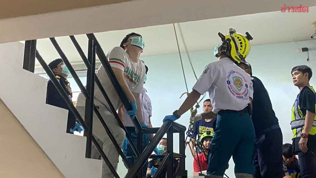 泰国300公斤男子呼吸困难,消防员抬不下来,出动20多人吊挂