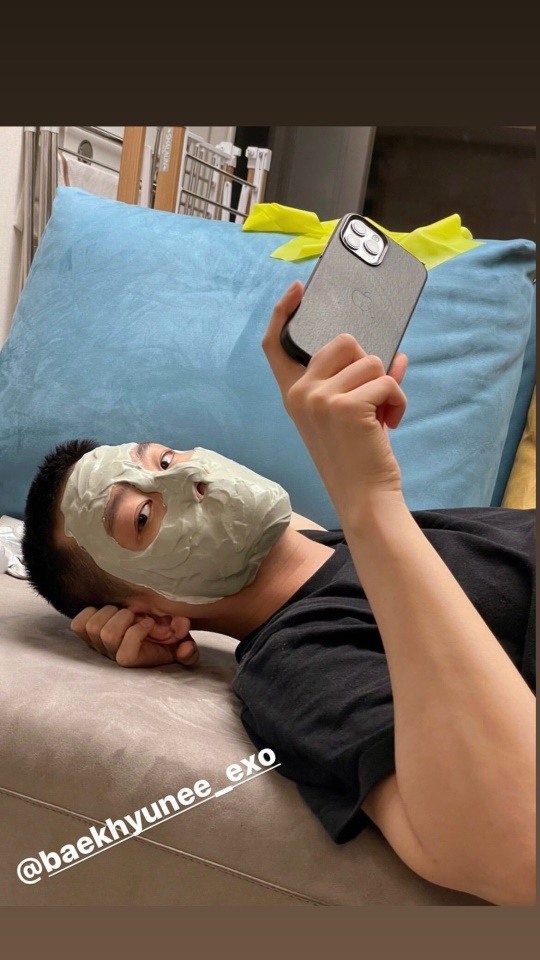 exo伯贤,入伍前的近况……寸头 面膜也温馨