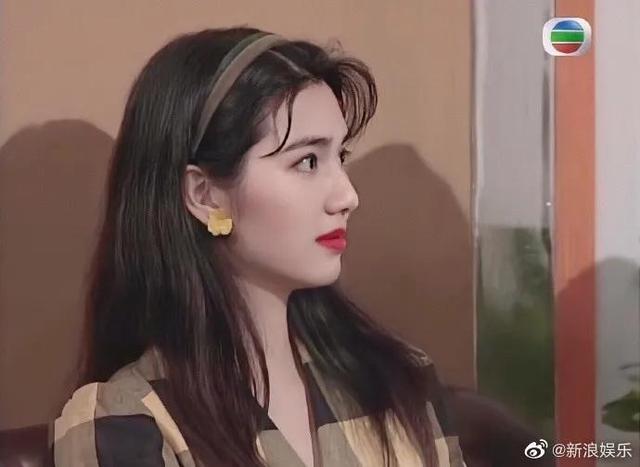 1993年《少年五虎》,洪欣饰演冼可儿,一代歌星,明艳动人.