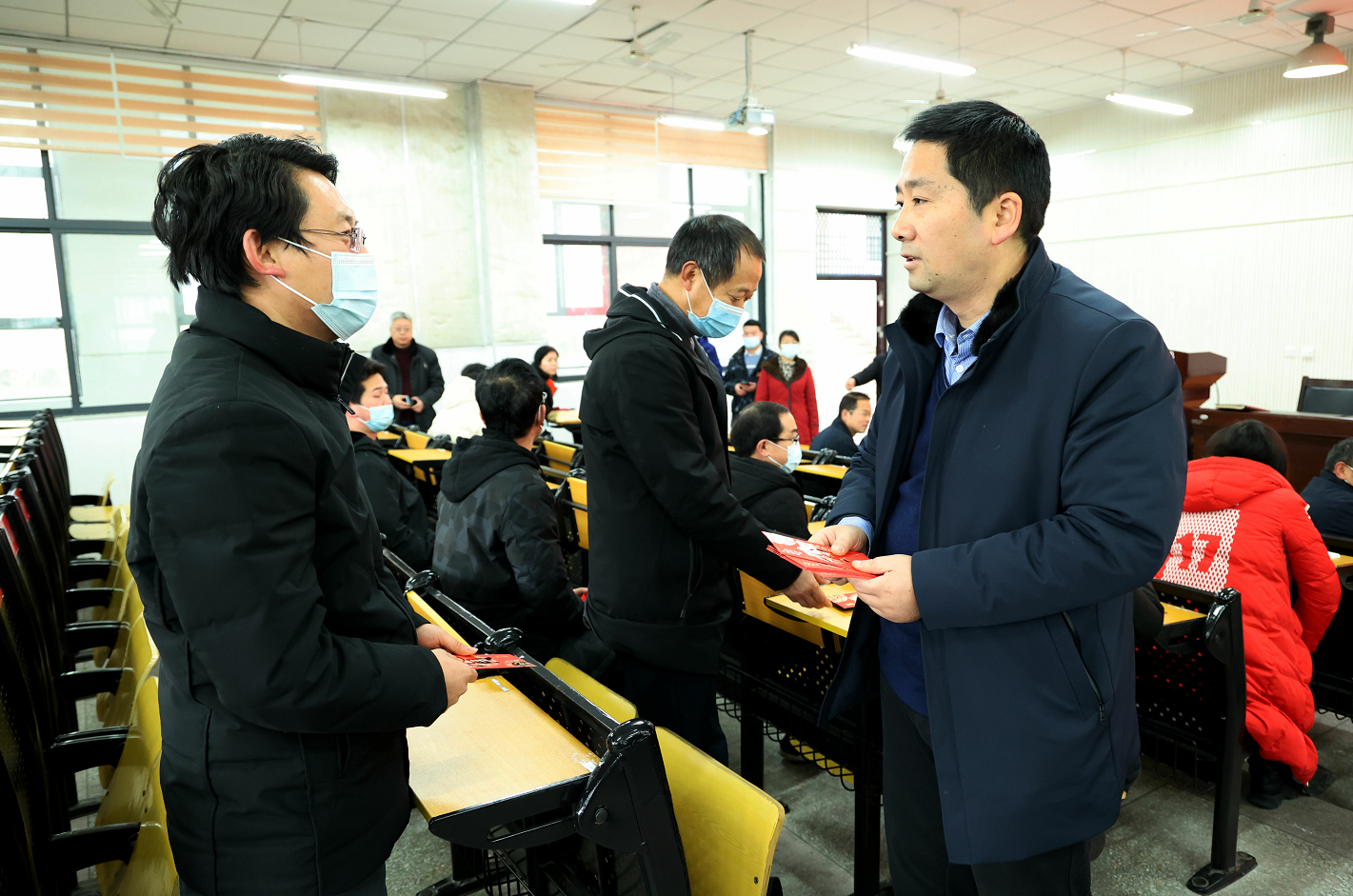 县教育局慰问组看望慰问竹山一中高三师生